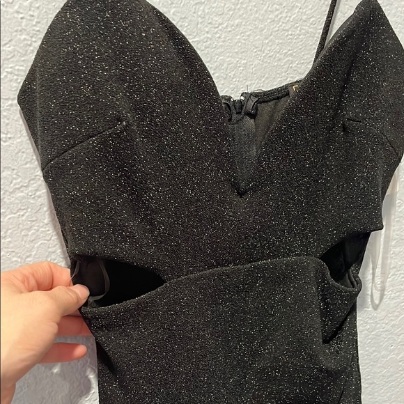 Elegant Black Dress - Picture 3 of 6